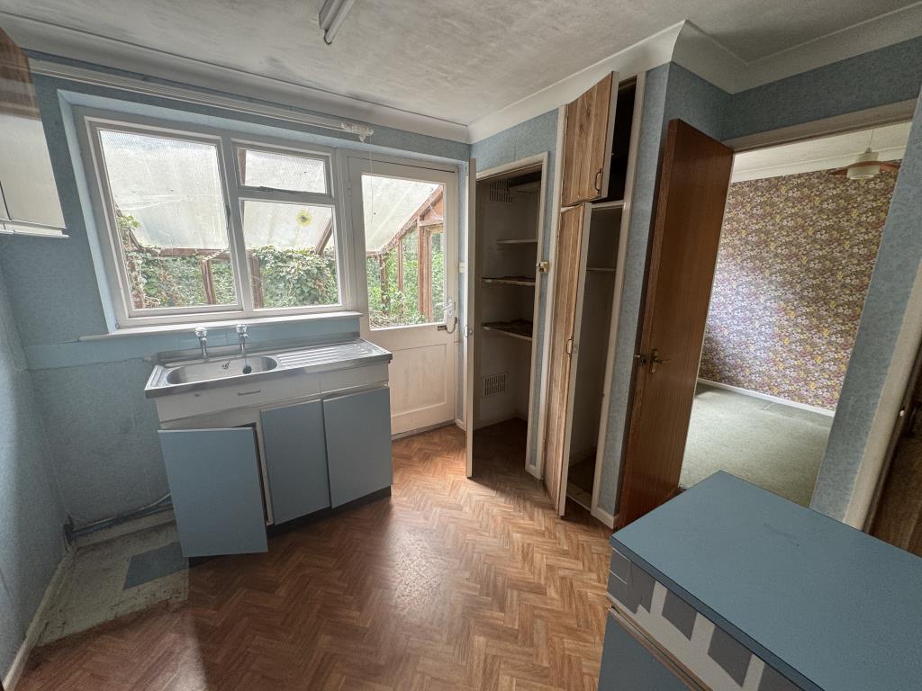 Lot: 17 - DETACHED BUNGALOW FOR IMPROVEMENT - Kitchen